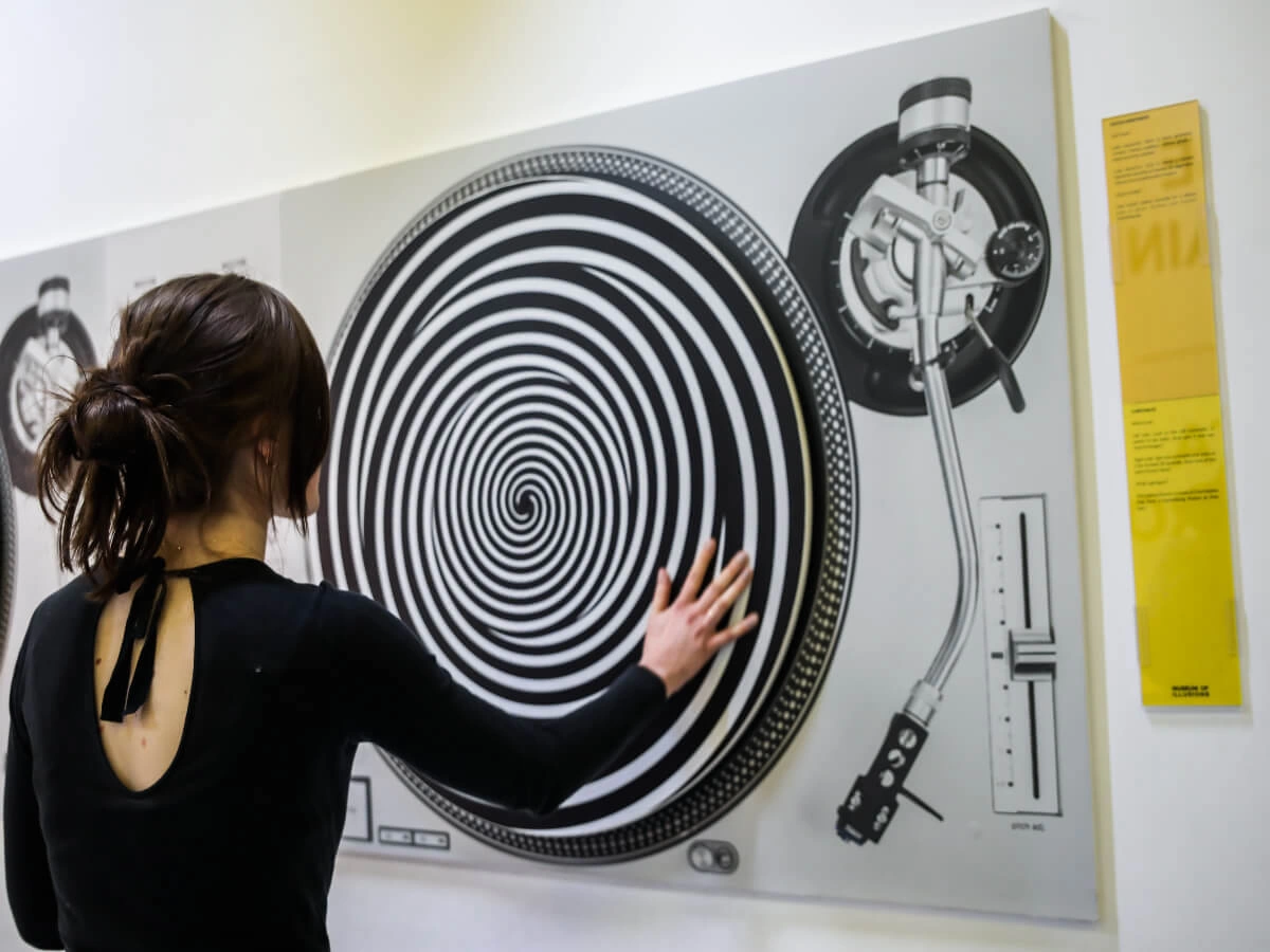 moi home about video poster madrid spain 1200×900 (1)