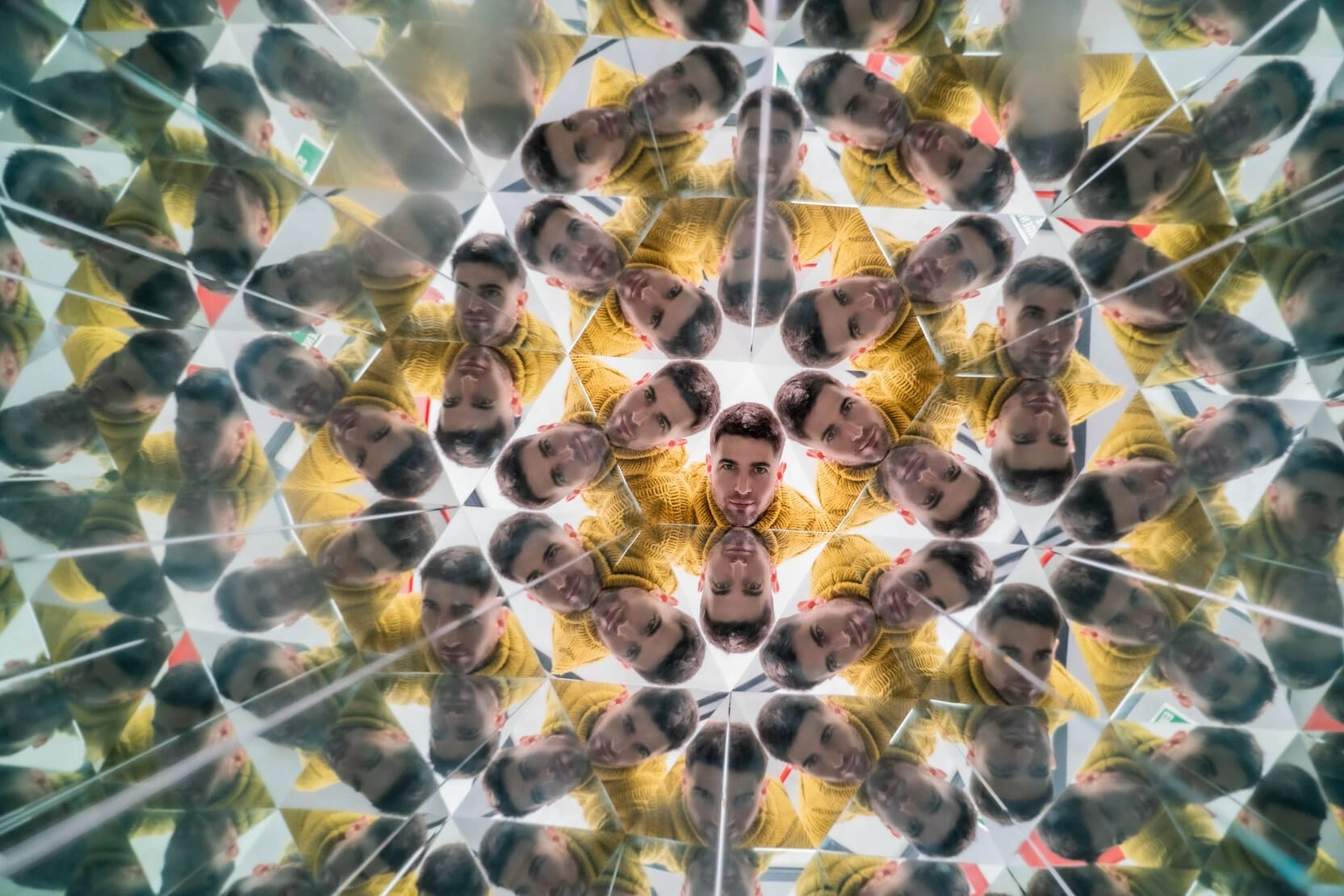 Mirages and moiré effect: when your eyes don't tell the whole truth